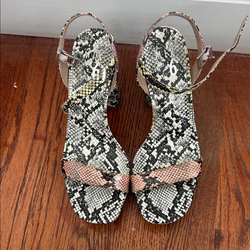 Stylish Snakeskin Patterned platform heels